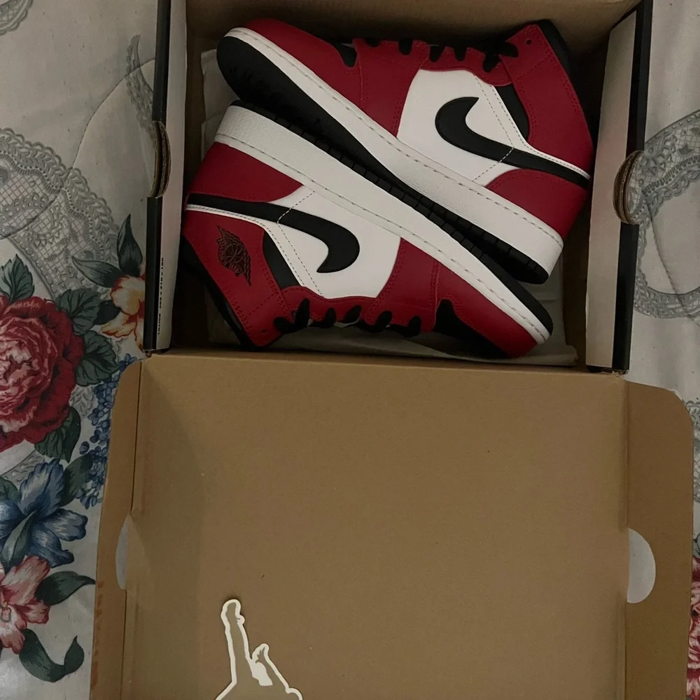 Jordan 1 Mid “Chicago Black Toe” - Picture 1 of 5